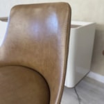 Banqueta Fixa Hallett 70cm Em Madeira Amêndoa E Tecido Caramelo